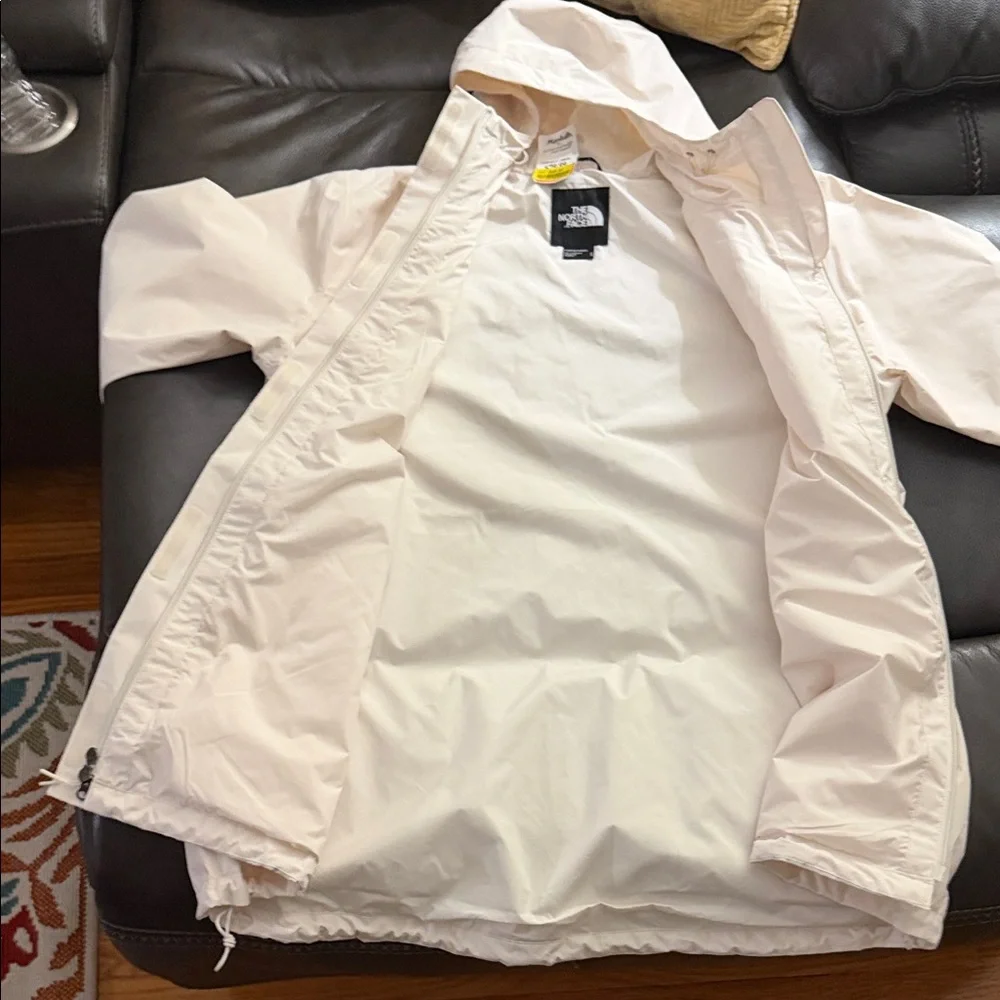 The North Face Women's dryvent Jacket in Cream - Picture 1 of 9